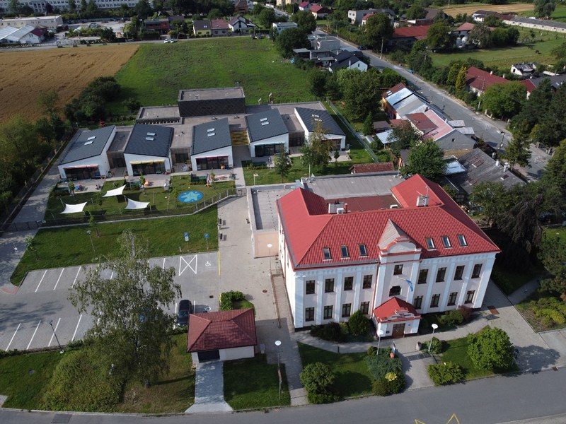 UPOZORNĚNÍ NA OMEZENÍ PARKOVÁNÍ U MŠ, KD A ÚŘADU 